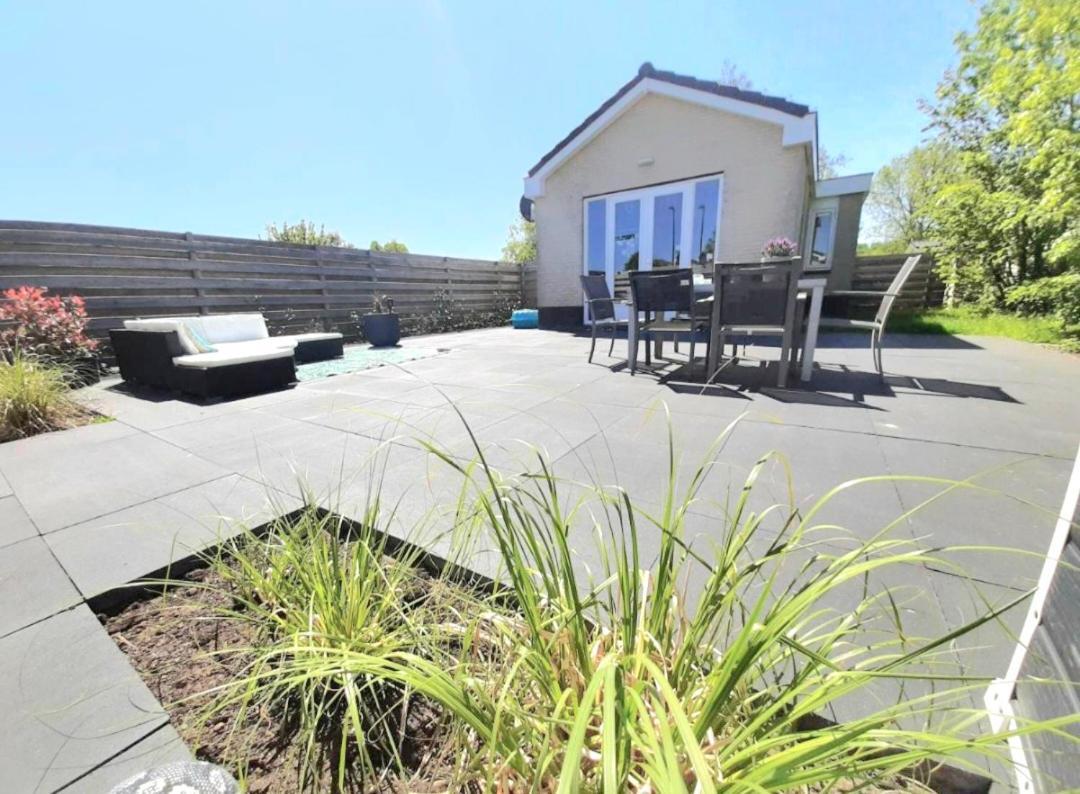 Huisje Britt Met Grote Tuin En Veel Privacy Dirkshorn Luaran gambar